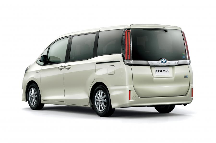  Toyota Noah Hybrid 2017 года  (фото 2 из 4)